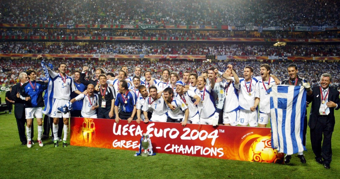 Οι διεθνείς μας πανηγυρίζουν την κατάκτηση του Euro 2004 © Eurokinissi