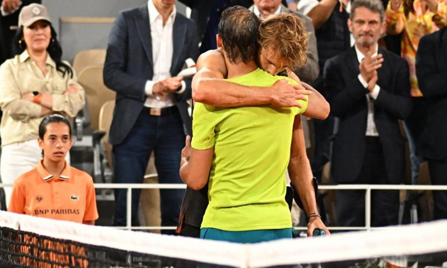 Roland Garros: Προκρίθηκε ο Ναδάλ μετά τον τραυματισμό του Ζβέρεφ