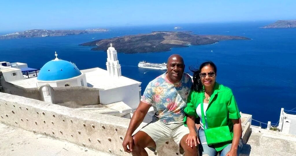 Ο Μάτζικ Τζόνσον κάνει διακοπές στη Σαντορίνη