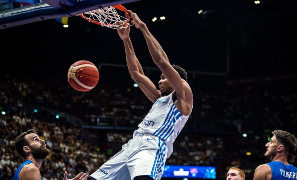 Eurobasket 2022: Το επικό κάρφωμα του Γιάννη από όλες τις γωνίες