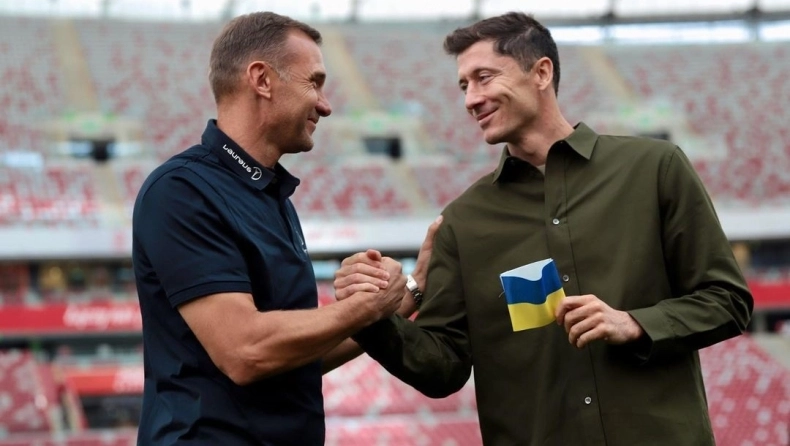 Ο Σεβτσένκο έδωσε ένα περιβραχιόνιο στα χρώματα της Ουκρανίας στον Λεβαντόφσκι