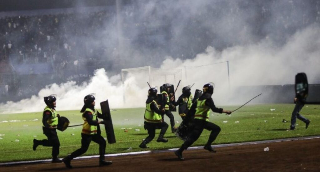 Τραγωδία στην Ινδονησία – Στους 174 οι νεκροί σε ποδοσφαιρικό αγώνα