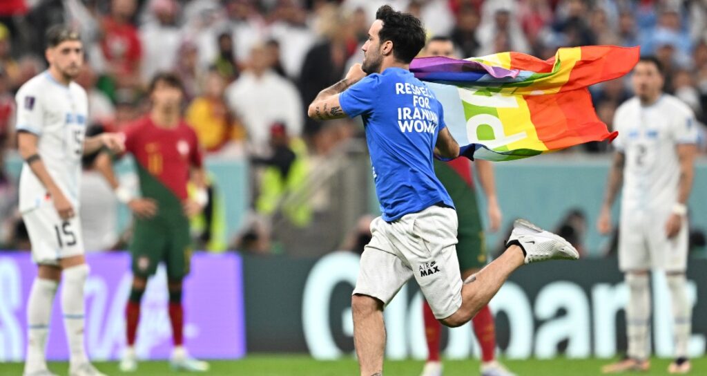 Πορτογαλία-Ουρουγουάη: Ακτιβιστής εισέβαλε στο γήπεδο με σημαία Pride και T-shirt σούπερμαν (vid)