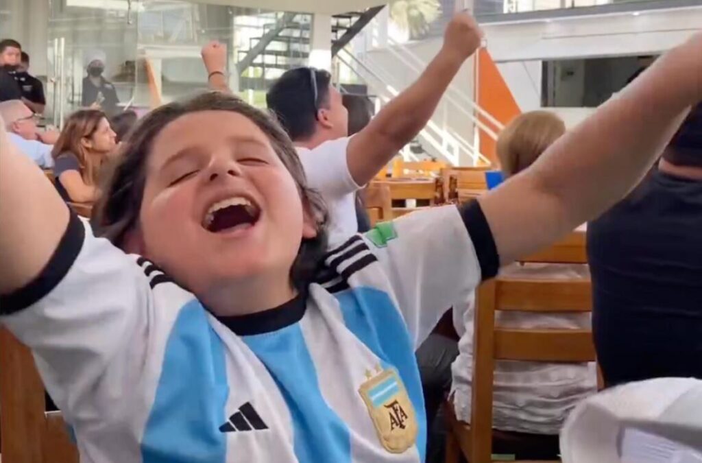 Μουντιάλ 2022: Τυφλό αγόρι αναβιώνει το γκολ του Μέσι κόντρα στο Μεξικό με τη βοήθεια του πατέρα του (vid)