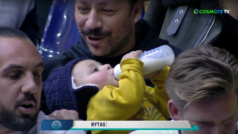 Περιστέρι: Μπόμπιρας απολαμβάνει γάλα και μπάσκετ στην αγκαλιά του πατέρα του!