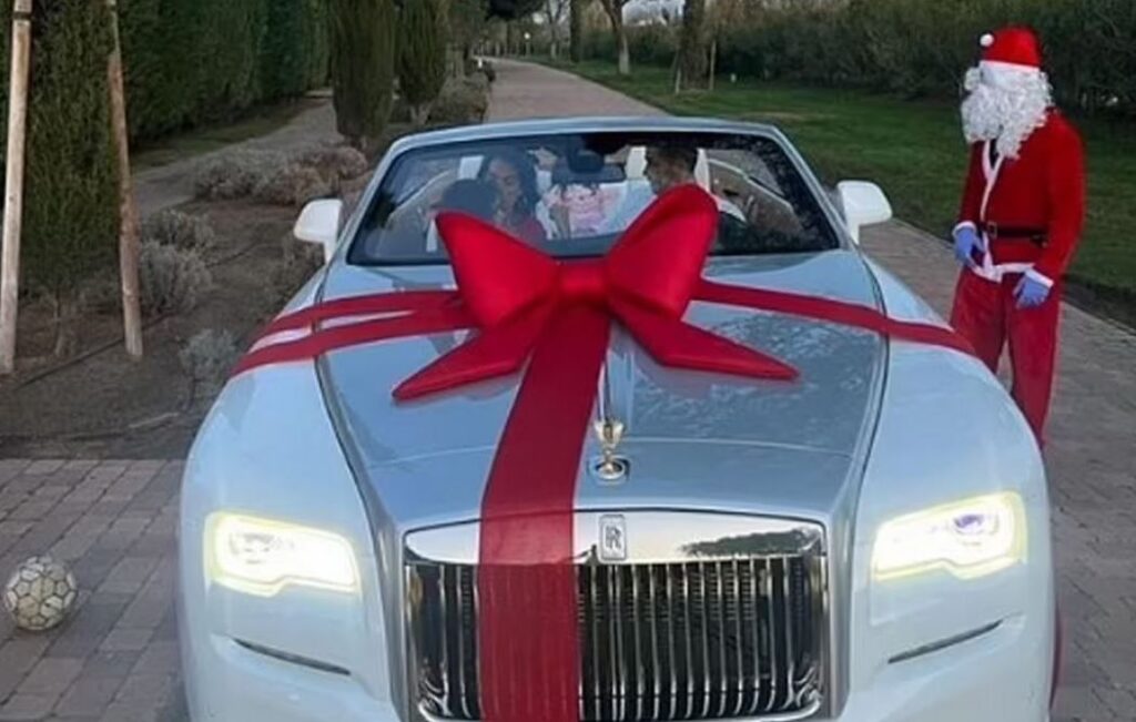 Η Χεορχίνα έκανε δώρο στον Κριστιάνο Ρονάλντο μία Rolls Royce (vid)