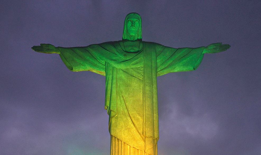 Πελέ: Φωτίστηκε το άγαλμα του Ιησού στο Ρίο προς τιμήν του (pic)
