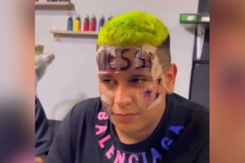 Μουντιάλ 2022: Τρελός Αργεντινός έκανε τατουάζ «Μέσι» στο μέτωπο, «Θεός» στο ένα μάγουλο και τρία αστέρια στο άλλο