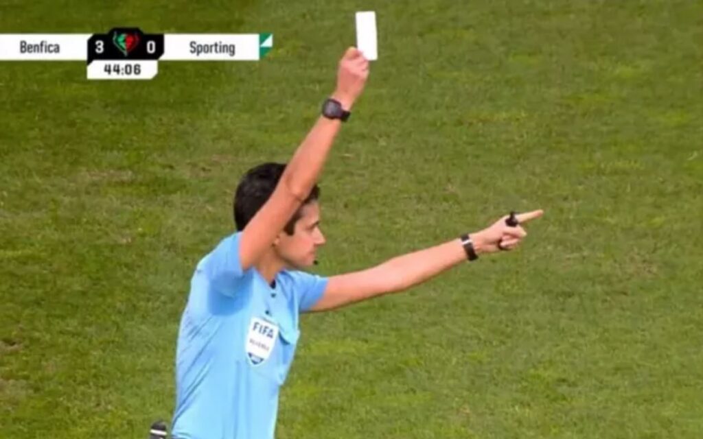Πορτογαλία: Ούτε κόκκινη, ούτε κίτρινη – Διαιτητής έδειξε λευκή κάρτα σε αγώνα!