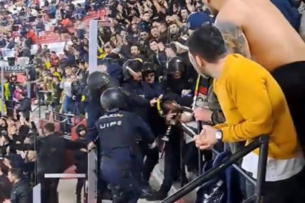 Europa League: Ισπανοί αστυνομικοί άνοιξαν το κεφάλι σε οπαδό της Φενέρμπαχτσε