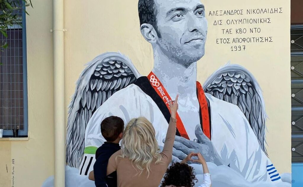 Αλέξανδρος Νικολαΐδης: Έγινε γκράφιτι με φτερά αγγέλου – Η συγκινητική φωτογραφία της συζύγου του με τα παιδιά τους