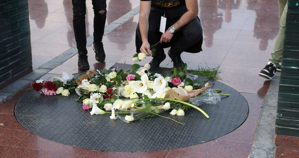 Παρτίζαν: Πέταξαν λουλούδια για να τιμήσουν τους νεκρούς από το μακελειό στο Βελιγράδι