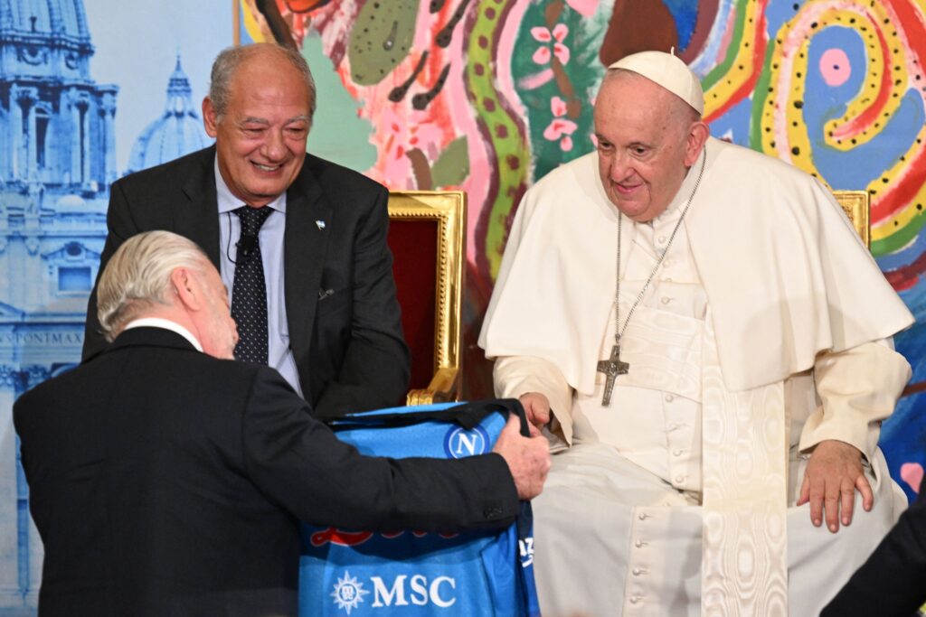 Νάπολι: Ο Ντε Λαουρέντις χάρισε τη φανέλα με το Νο 10 στον Πάπα