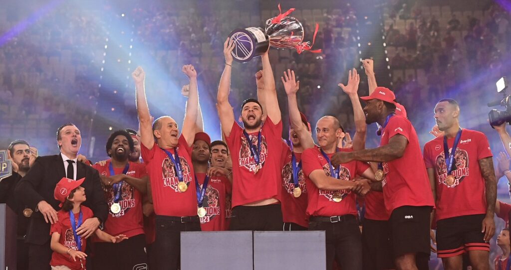 Ολυμπιακός: Η απονομή στους πρωταθλητές – Οι δηλώσεις των πρωταγωνιστών