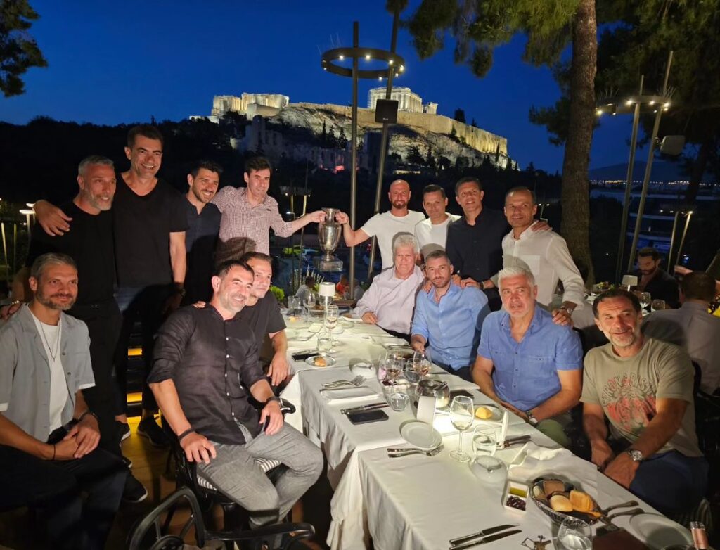 Οι «legends» του EURO 2004 δείπνησαν με το τρόπαιο και θέα την Ακρόπολη