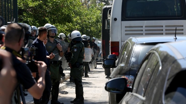 Άρχισαν οι μεταγωγές των κρατουμένων για τα επεισόδια στη Φιλαδέλφεια