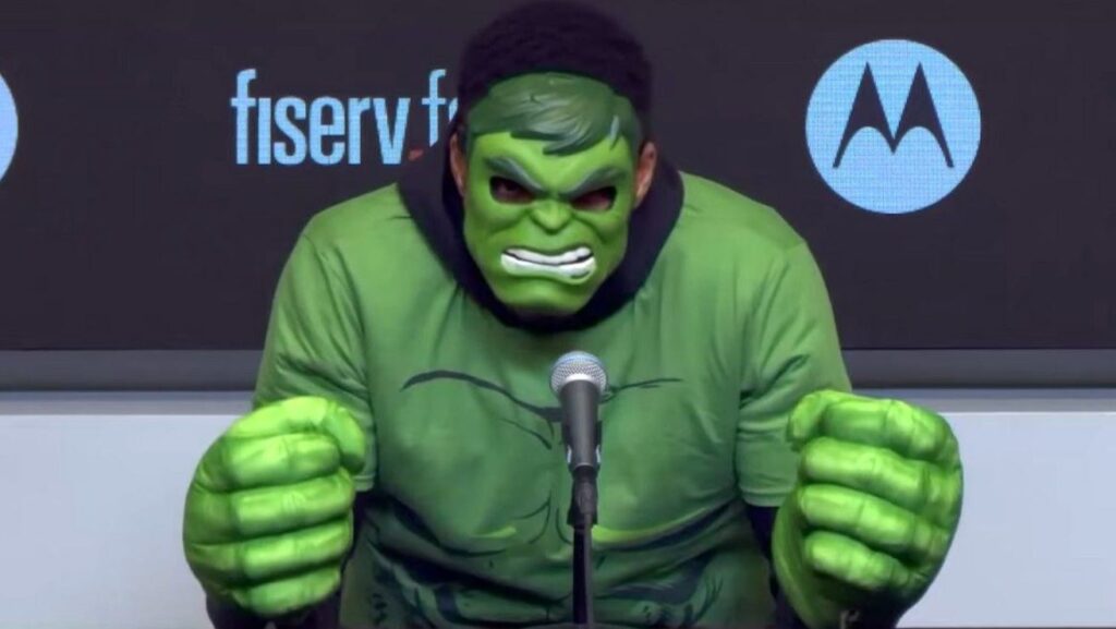 Γιάννης Αντετοκούνμπο: Ντύθηκε Hulk σε συνέντευξη Τύπου για το Halloween