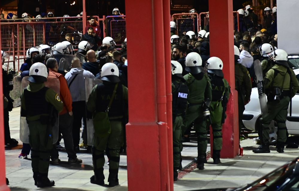 Βία στα γήπεδα: Έκτακτη σύσκεψη του πρωθυπουργού στο Μαξίμου αύριο με αφορμή τα επεισόδια στο Ρέντη