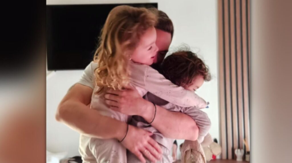 Λευτέρης Πετρούνιας: Γιόρτασε τα γενέθλιά του αγκαλιά με τις κόρες του