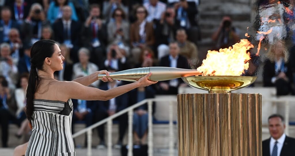 Παραδόθηκε η Ολυμπιακή Φλόγα στους Γάλλους