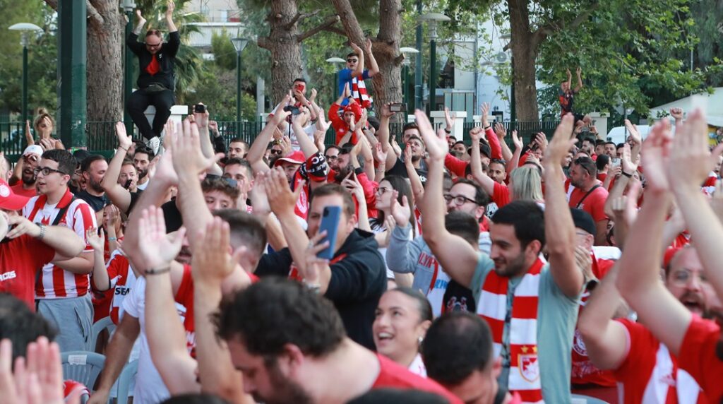 Ολυμπιακός: Λαοθάλασσα οπαδών στην Πλ. Κοραή και Δημοτικό Θέατρο Πειραιά