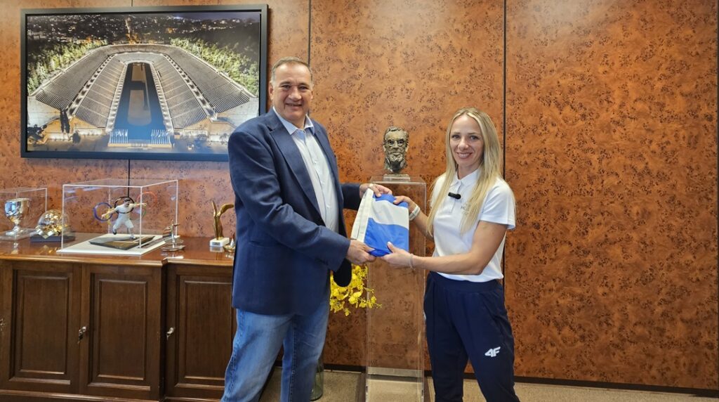 Ολυμπιακοί Αγώνες: Η Ελληνική σημαία για την τελετή έναρξης δόθηκε στην Αντιγόνη Ντρισμπιώτη