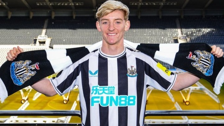 Νιούκαστλ: Υπογράφει νέο τετραετές συμβόλαιο ο Γκόρντον