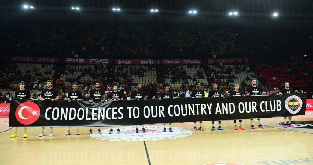 Φενέρμπαχτσε: Πανό συμπαράστασης στον τουρκικό λαό για τα θύματα της φονικής πυρκαγιάς