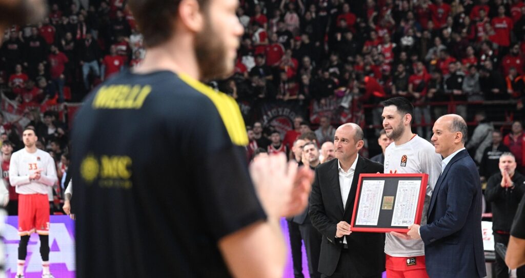 Παπανικολάου: Γιώργος και Παναγιώτης Αγγελόπουλος βράβευσαν τον αρχηγό για την ευρωπαϊκή του πρωτιά