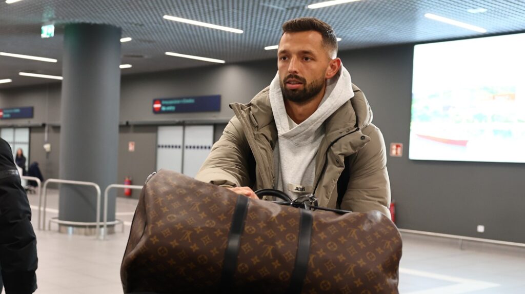 Έφτασε στη Θεσσαλονίκη ο Βιετέσκα για τον ΠΑΟΚ – Εντός της ημέρας ακολουθούν Πέλκας και Μεϊτέ