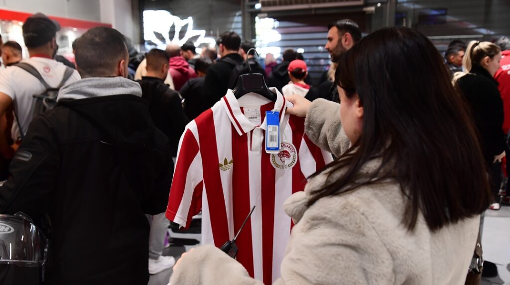 Ολυμπιακός: «Εξαφανίστηκε» η πρώτη παρτίδα της επετειακής φανέλας