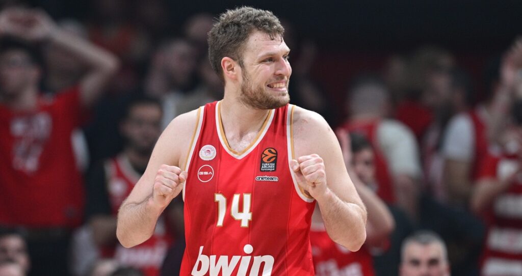 Λεπενιώτης: «Ο Βεζένκοβ νιώθει σε κάθε παιχνίδι»