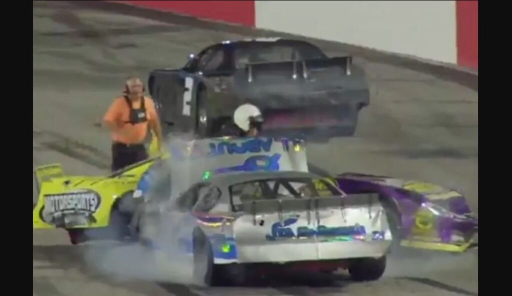 NASCAR Regional: Απίστευτο ξύλο σε αγώνα – Τον τράκαρε και πλακώθηκαν στο γρασίδι