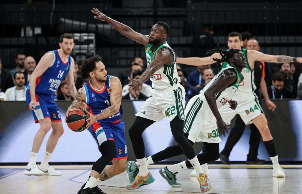 Παναθηναϊκός: Βεγγαλικά έξω από το ξενοδοχείο της Εφές τα ξημερώματα πριν το Game 5