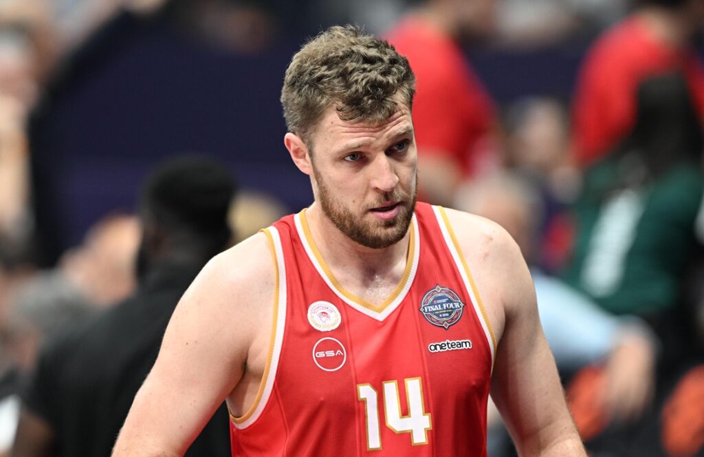 Βεζένκοβ: «Ένα ‘ευχαριστώ’ είναι λίγο προς τον κόσμο του Ολυμπιακού»