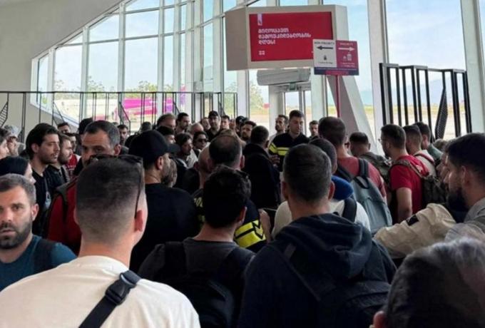 Ταλαιπωρία για 200 Έλληνες φιλάθλους – Καθυστέρηση 9 ωρών η πτήση από Άμπου Ντάμπι για Αθήνα