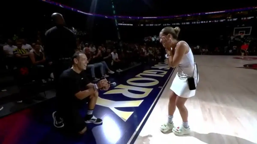 Παναθηναϊκός-Ολυμπιακός: Πρόταση γάμου από οπαδό στο μικρό τελικό της Euroleague