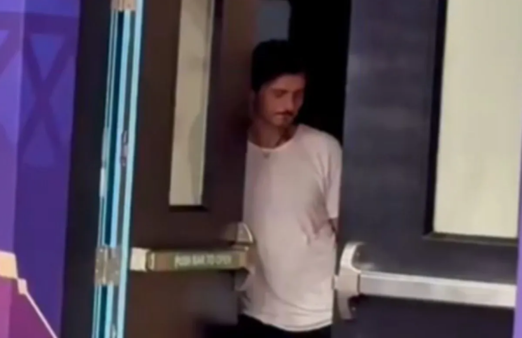 Γιαννακόπουλος: Παρακολούθησε μόνος του τα τελευταία λεπτά του αγώνα (vid)