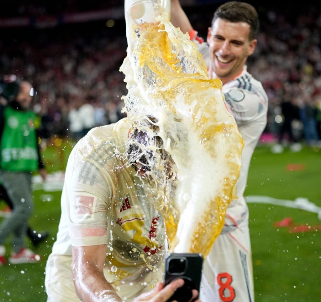 Έλουσαν με μπίρες τον Κέιν – Τρελάθηκε για τον πρώτο του τίτλο (vid)