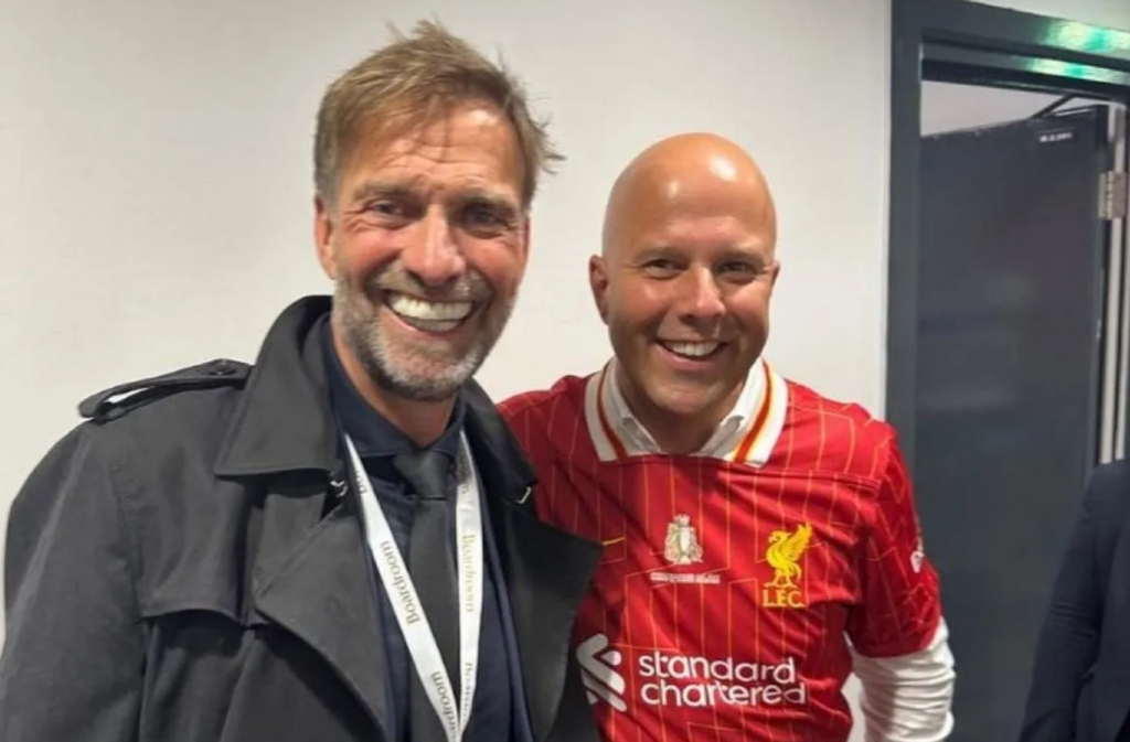 Λίβερπουλ: Κλοπ και Σλοτ αγκαλιά μετά τη φιέστα στο Άνφιλντ!
