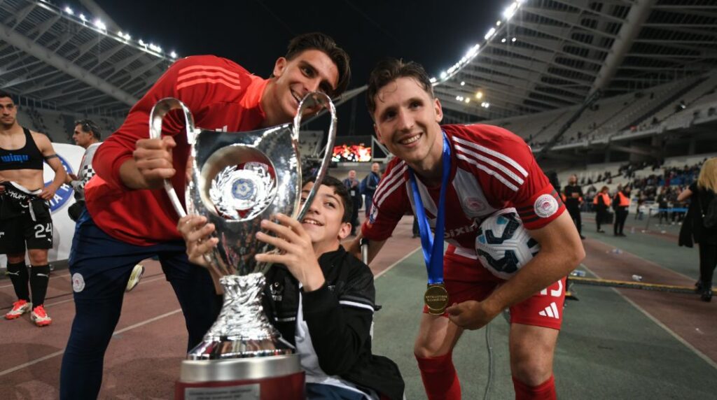 ΟΦΗ-Ολυμπιακός: Συγκίνησε ο μικρός Γιαννάκης με το κύπελλο