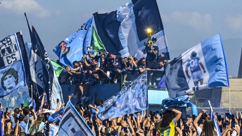 Νάπολι: Μπλε παράνοια – 200.000 οπαδοί στο δρόμο γιορτάζουν