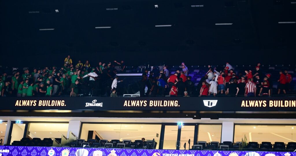 Παναθηναϊκός-Ολυμπιακός: Μικρή ένταση μεταξύ των φιλάθλων στην Etihad Arena