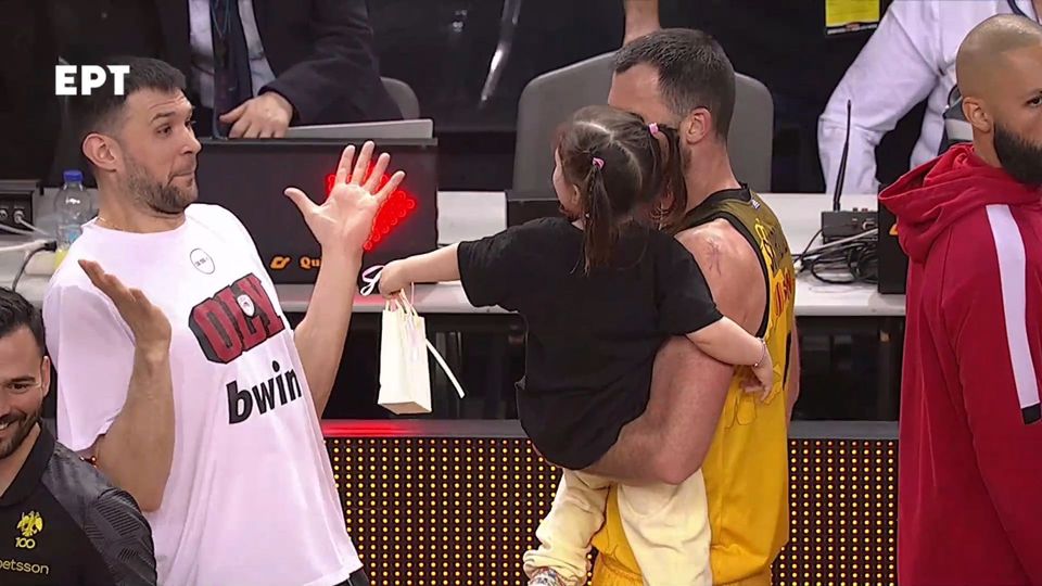 ΑΕΚ-Ολυμπιακός: Το δωράκι που έδωσε η κορούλα του Σκορδίλη στον Παπανικολάου (vid)