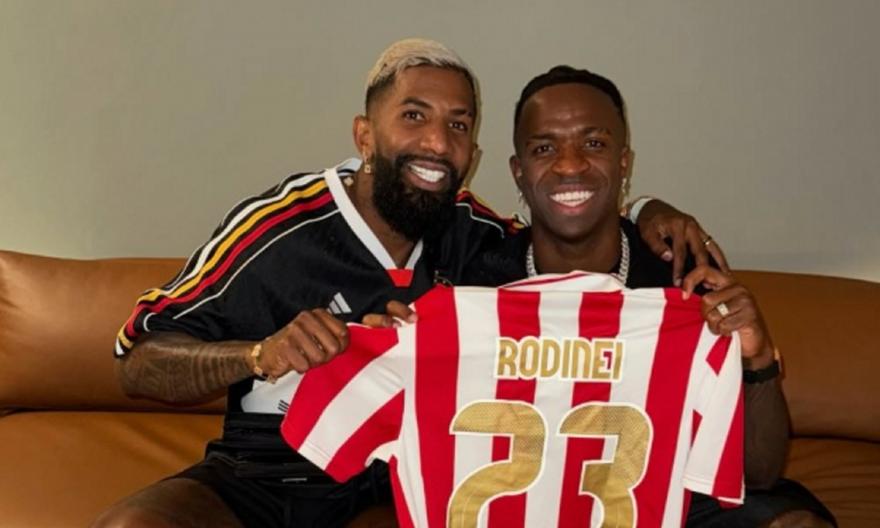 Βινίσιους: Πόζαρε με την επετειακή φανέλα του Ολυμπιακού στο πλάι του Ροντινέι