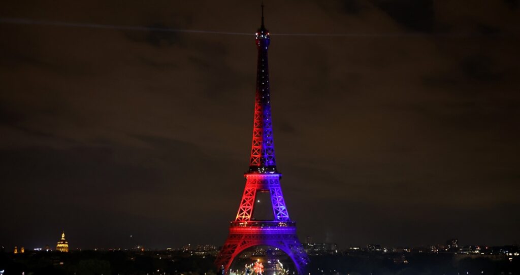 Ο Πύργος του Άιφελ φωτίστηκε στα χρώματα της Παρί Σεν Ζερμέν (vid)