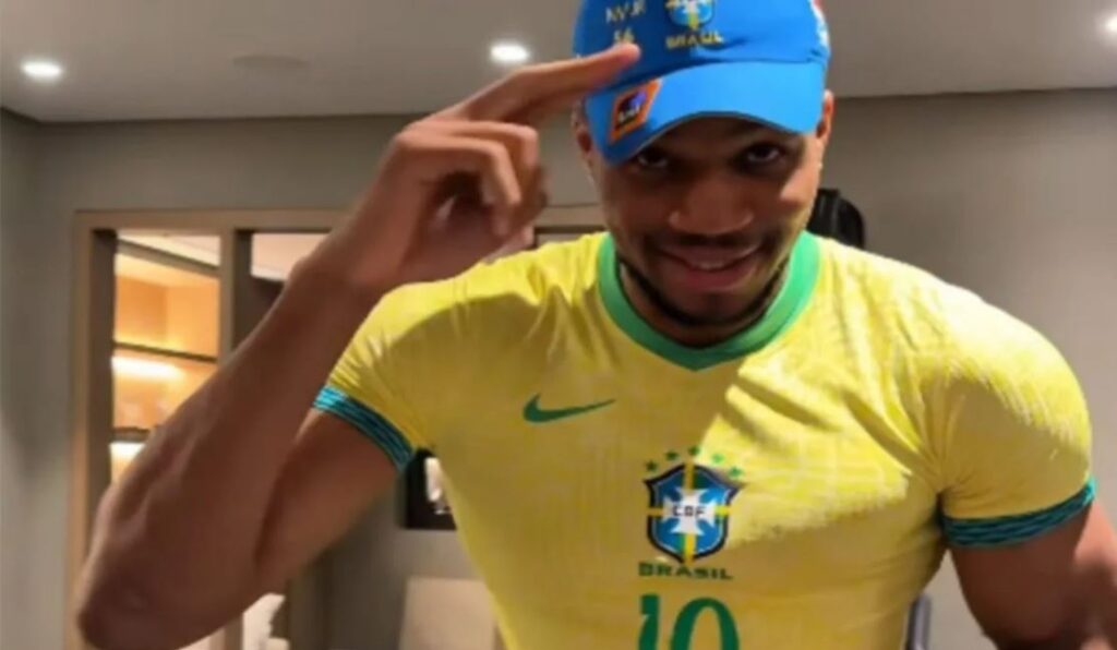 Αντετοκούνμπο: Η φανέλα-δώρο του Βινίσιους και το τρολάρισμα για το μέγεθός της