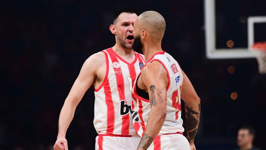 Ο Φουρνιέ συνεχίζει το τρολάρισμα: «Ο Παπανικολάου προσπάθησε να καρφώσει όπως το 2011-12 και παραλίγο να σπάσει τη μέση του»