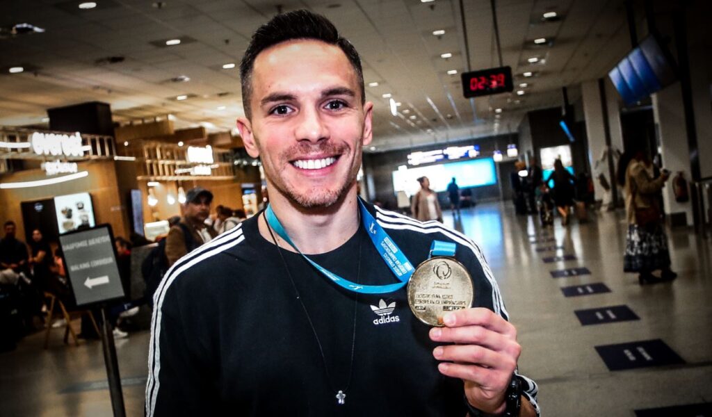 Πετρούνιας: Επέστρεψε στην Ελλάδα με το χρυσό μετάλλιο