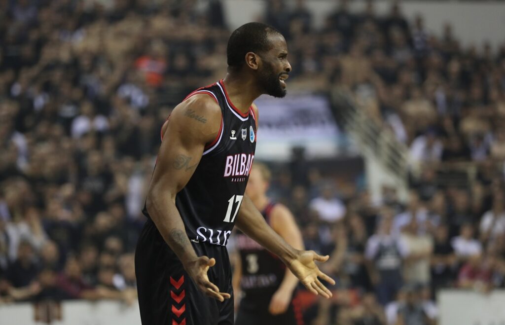 Τζόουνς: «Είμαι ενθουσιασμένος που επιστρέφω στην ασπρόμαυρη οικογένεια»